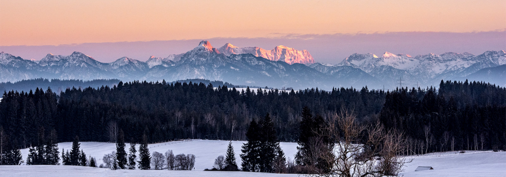 Bergblick auf Säuling und Zugspitze im Winter